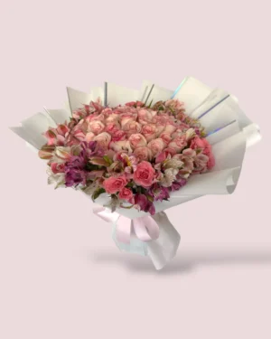 50 Rosas dovela con astromelia y mini rosa